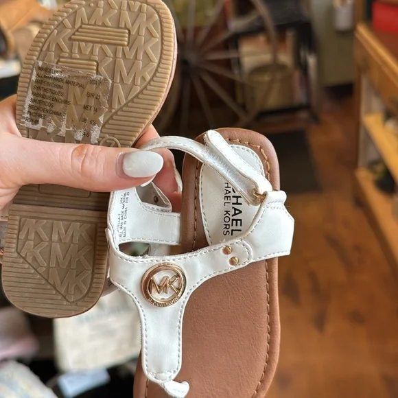 Michael Michael Kors Girls White and Brown Sandals T-Strap Design 7 NWOT